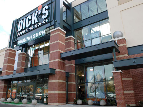 Store front of DICK'S Sporting Goods store in Tigard, OR