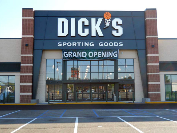 Store front of DICK'S Sporting Goods store in Staten Island, NY
