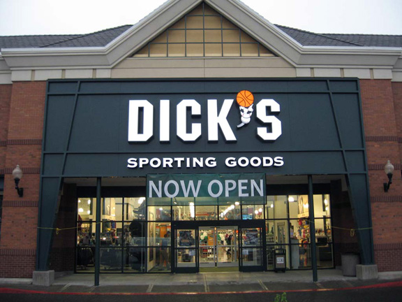 Store front of DICK'S Sporting Goods store in Hillsboro, OR