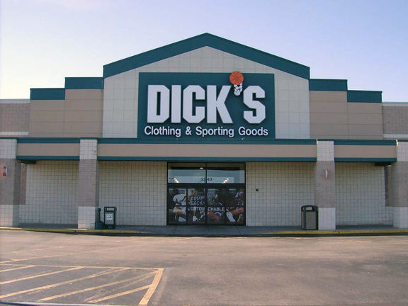 Store front of DICK'S Sporting Goods store in Saginaw, MI