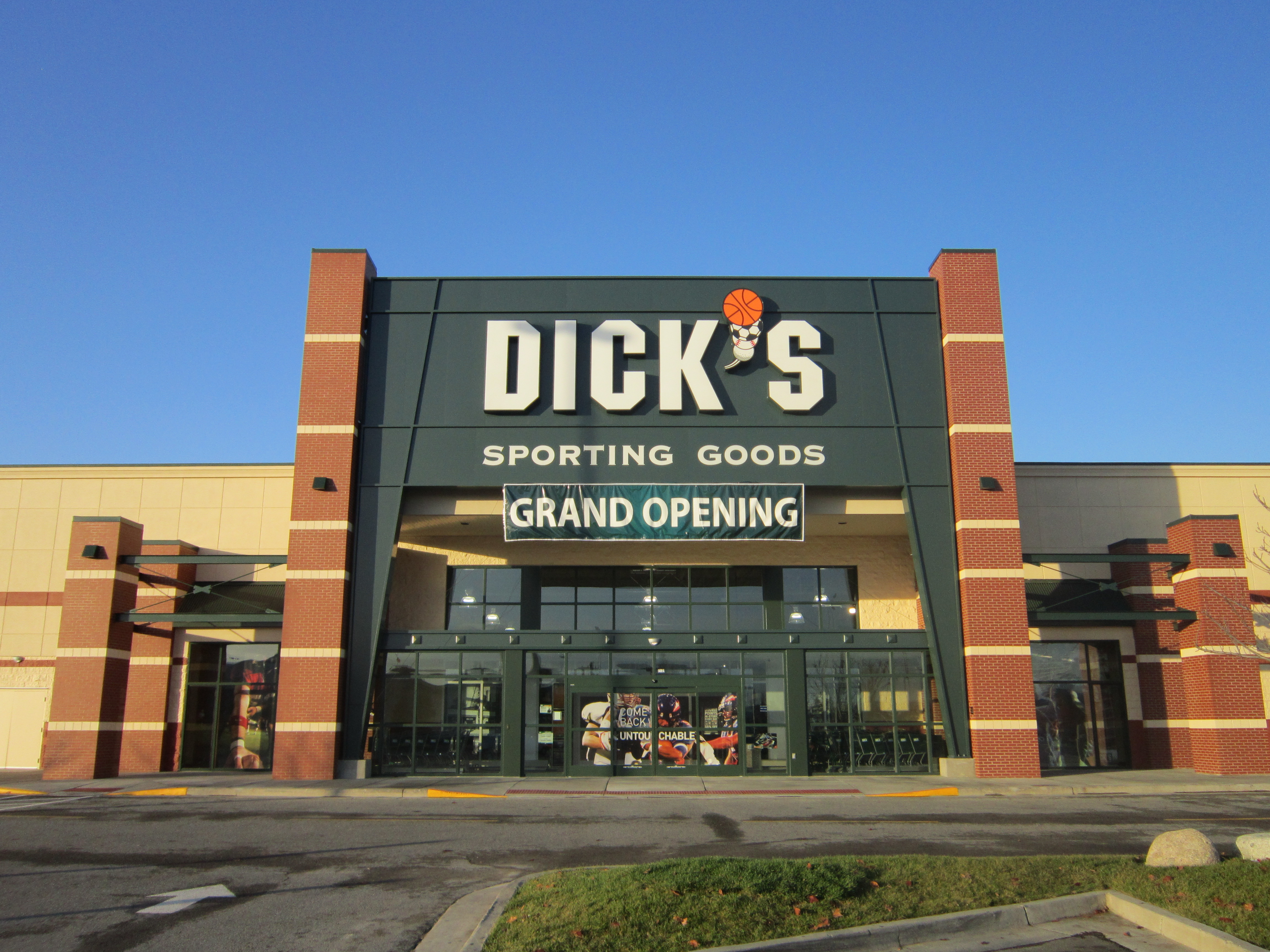 Store front of DICK'S Sporting Goods store in Spokane Valley, WA