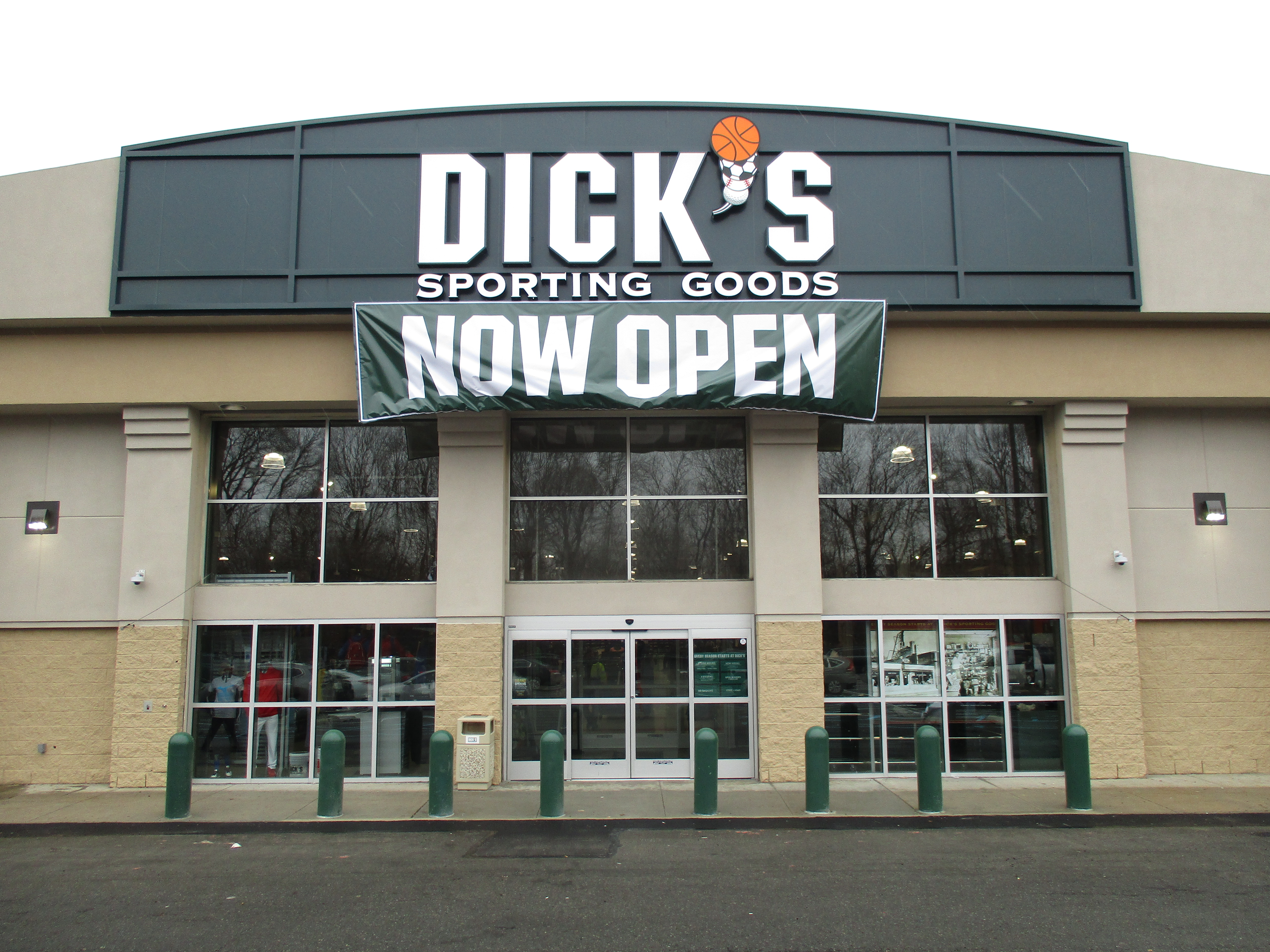 Store front of DICK'S Sporting Goods store in Glendale, NY