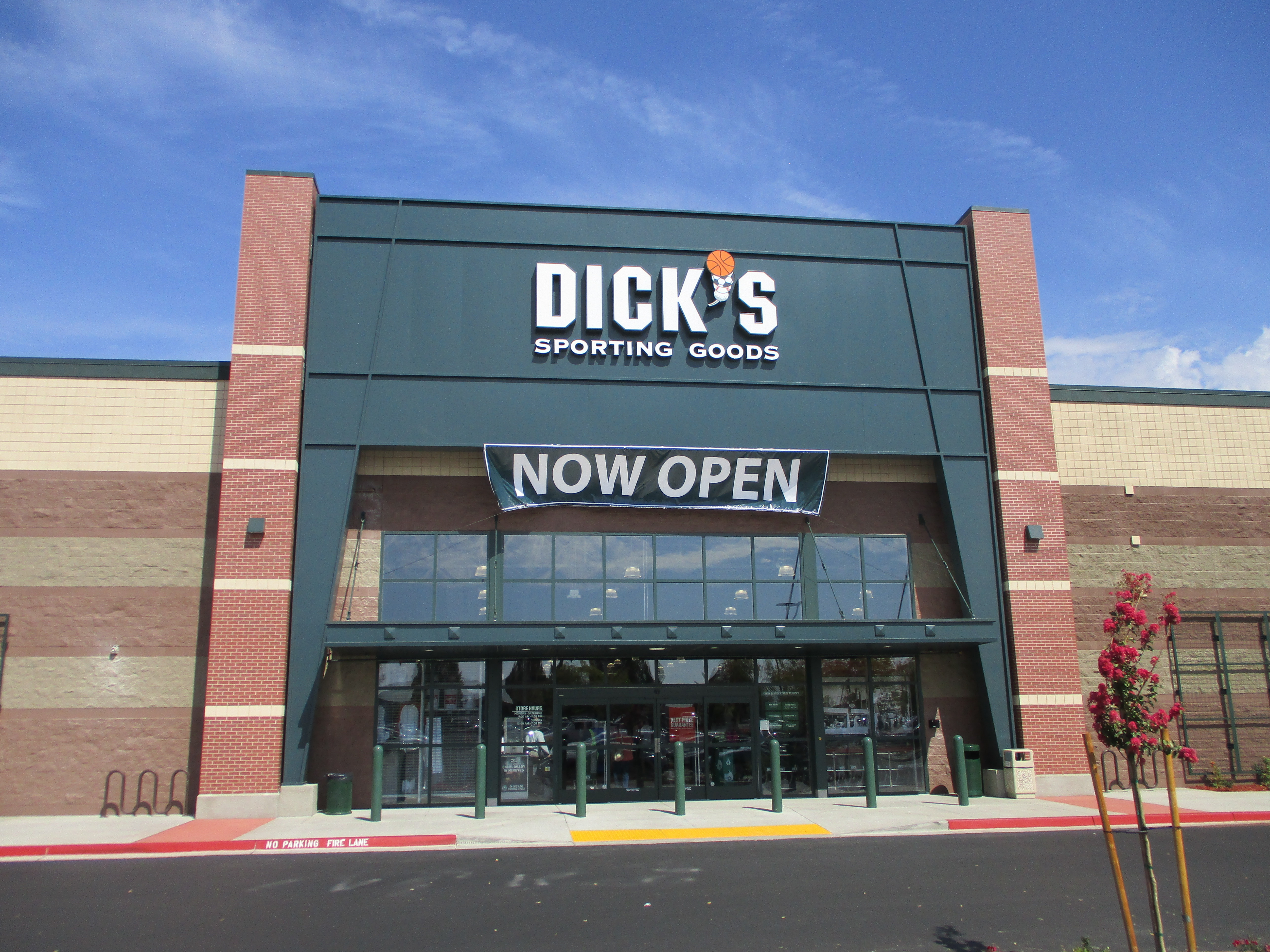 Store front of DICK'S Sporting Goods store in Roseville, CA